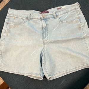 Gloria Vanderbilt jean shorts. Size 16